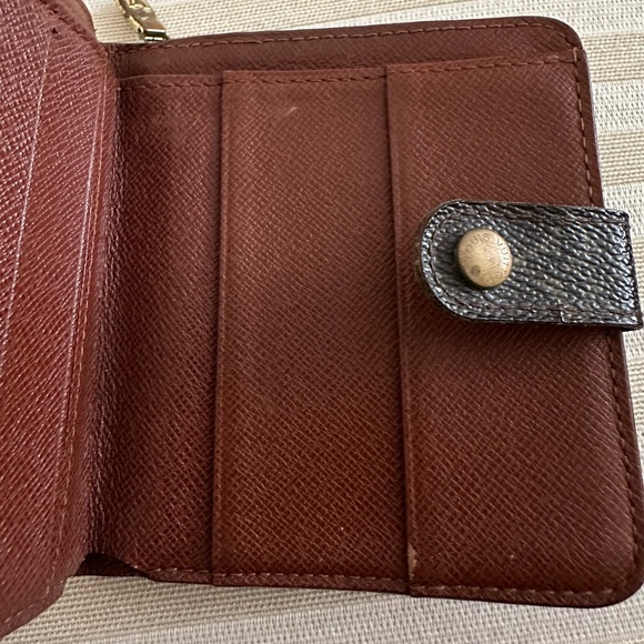 Louis Vuitton Monogrammed Compact bi-fold Wallet with dustbag - Picture 4 of 16